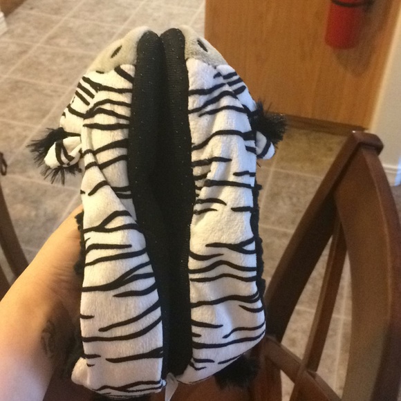 NEVER BEEN WORN SLIPPERS - Picture 2 of 2